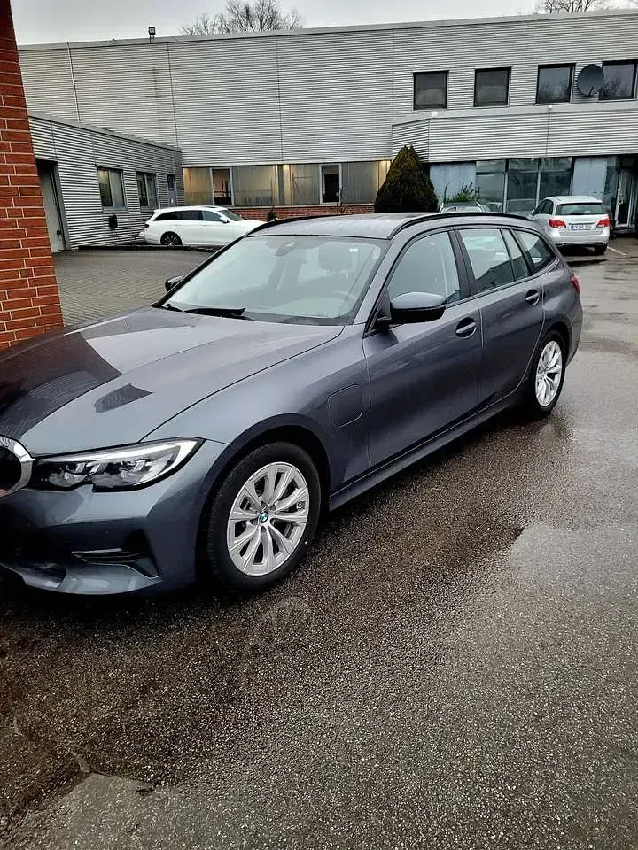 Gebraucht BMW 320e Advantage 204 PS (150 kW) 2021 Grau Kombi