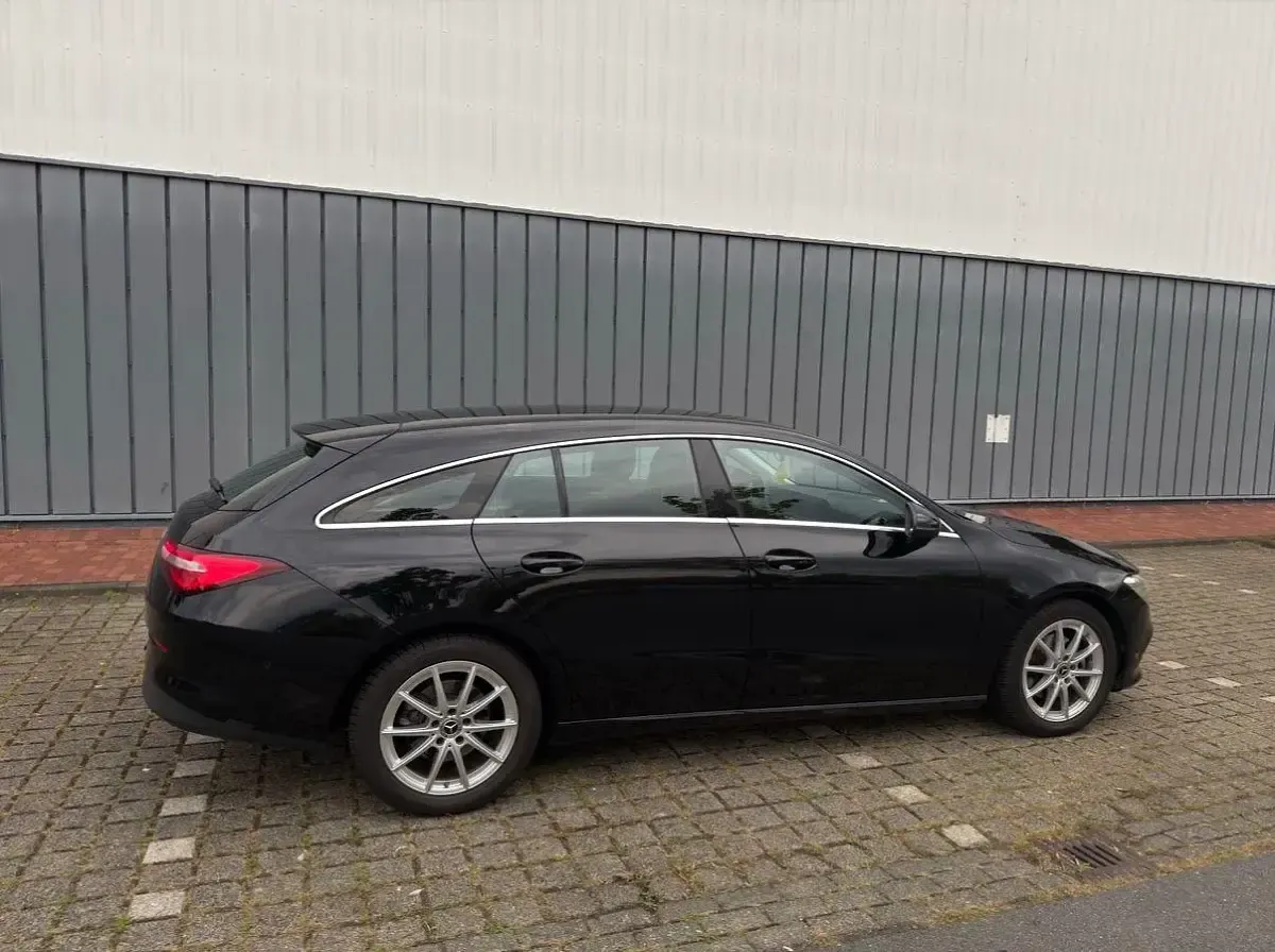 Gebraucht Mercedes CLA200 Shooting Brake 150 PS (110 kW) 2021 Schwarz Kombi