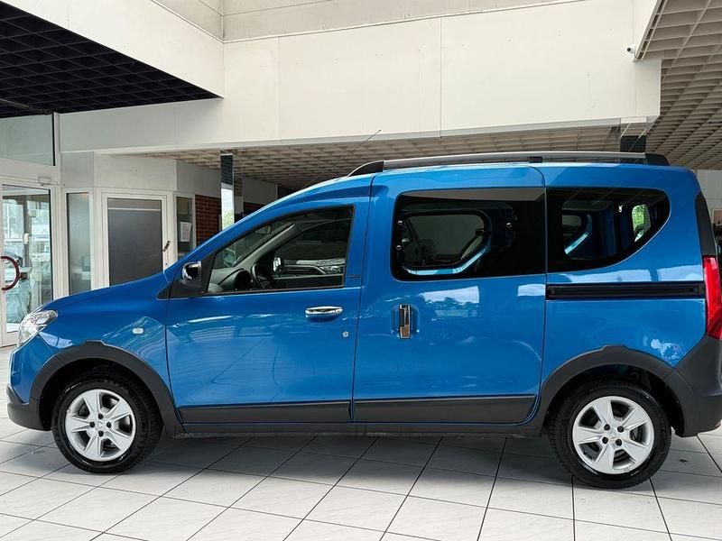 Blau Gebraucht 2019 Dacia Dokker Celebration Van / Kleinbus | 9.500 € (Guter Preis) - Bild 1/4