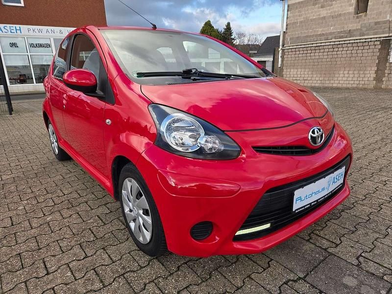 Fire red Gebraucht 2014 Toyota Aygo Cool Kleinwagen | 5.490 € (Fairer Preis) - Bild 1/4