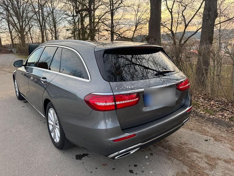 Gebraucht Mercedes E220 194 PS (142 kW) 2017 Grau Kombi