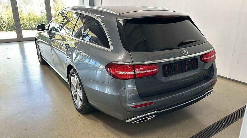Grau Gebraucht 2017 Mercedes E220 Avantgarde Limousine | 20.400 € (Superpreis) - Bild 1/4