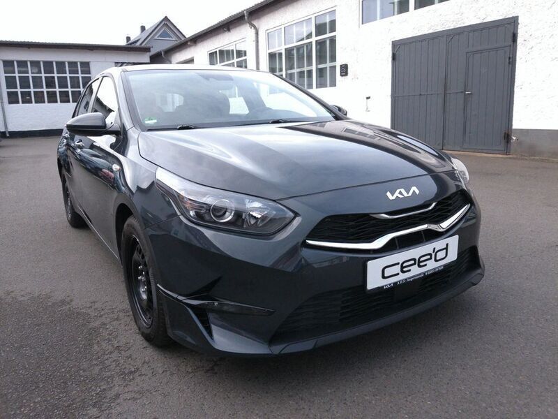 Grau Gebraucht 2023 Kia Ceed Limousine | 18.500 € (Guter Preis) - Bild 1/4