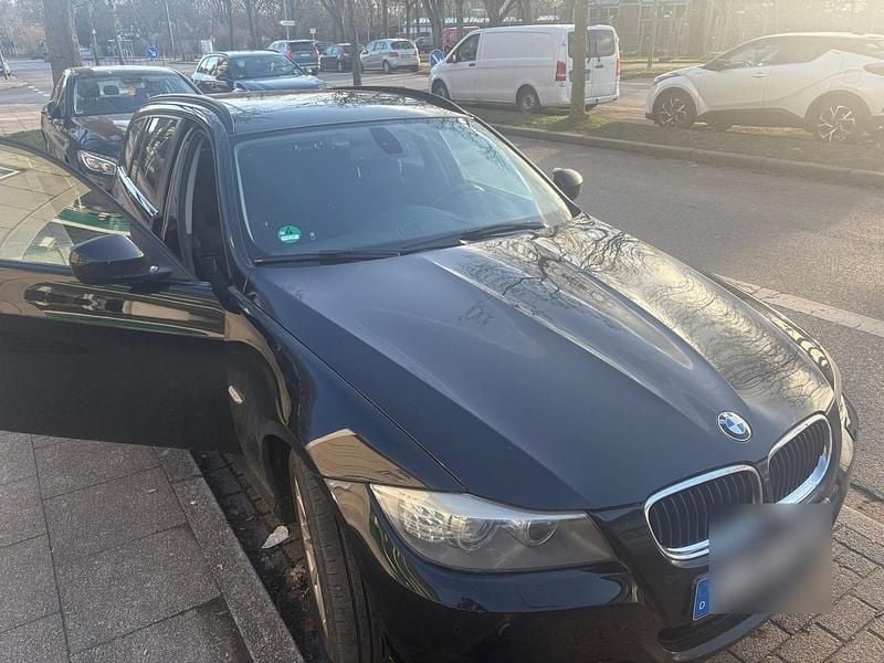 Gebraucht BMW 318 143 PS (105 kW) 2010 Schwarz Kombi