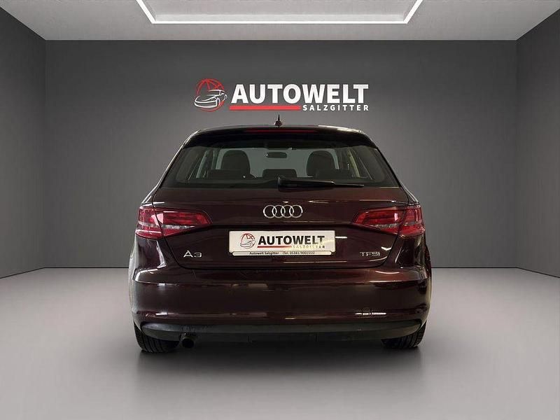 Gebraucht Audi A3 Attraction 110 PS (80 kW) 2015 Rot Limousine