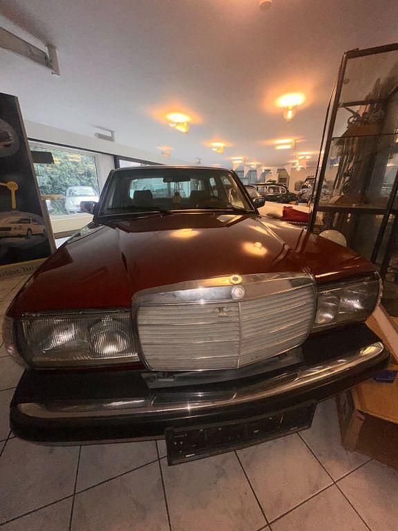 Rot Gebraucht 1983 Mercedes 240 Limousine | 10.500 € - Bild 1/4