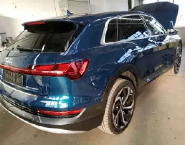 Używany Audi e-tron Advanced Plus 300 kW (408 KM) 2022 Niebieski SUV