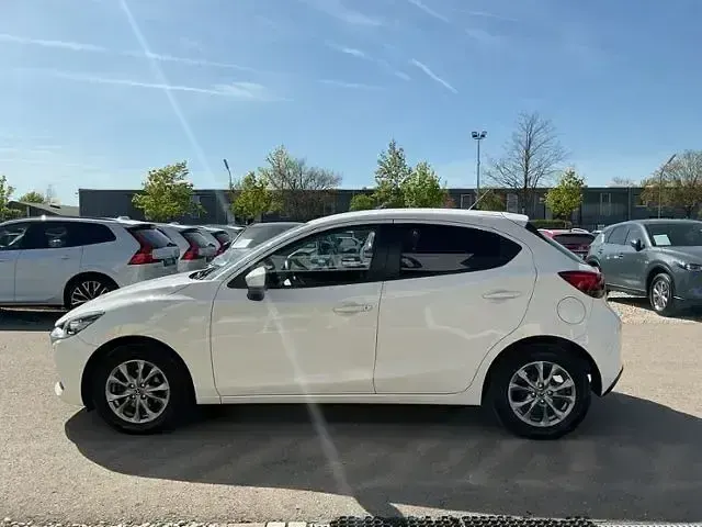 Używany Mazda 2 Exclusive-Line 90 KM (66 kW) 2023 Biały Hatchback