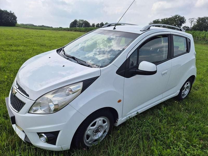 Weiß Gebraucht 2011 Chevrolet Spark Kleinwagen | 2.030 € (Fairer Preis) - Bild 1/4