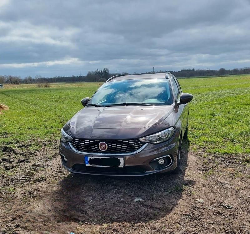 Braun Gebraucht 2017 Fiat Tipo Lounge Kombi | 12.000 € (Etwas zu teuer) - Bild 1/4