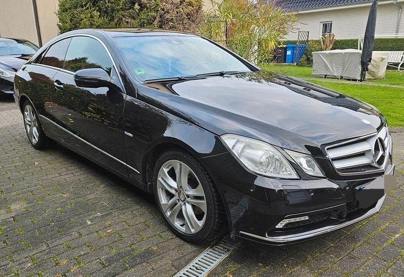 Gebraucht Mercedes E250 Elegance 204 PS (150 kW) 2009 Schwarz Coupé