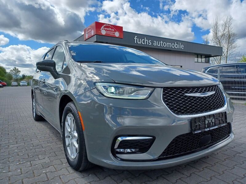 Grau Gebraucht 2022 Chrysler Pacifica SUV | 40.990 € (Teuer) - Bild 1/4