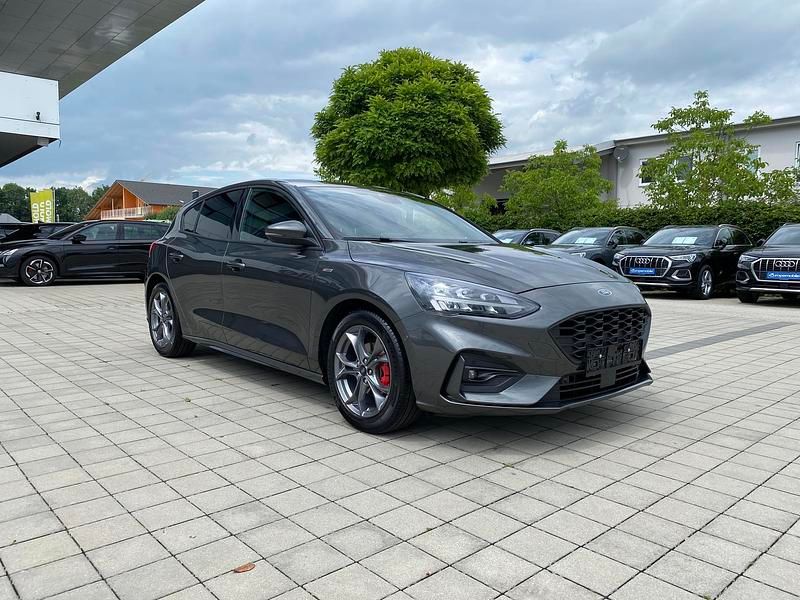 Obsidianschwarz metallic Gebraucht 2021 Ford Focus ST-Line Limousine | 15.400 € (Superpreis) - Bild 1/4