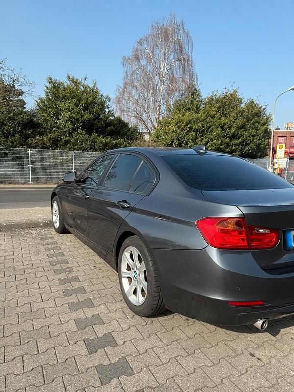 Gebraucht BMW 318 143 PS (105 kW) 2015 Blau Limousine