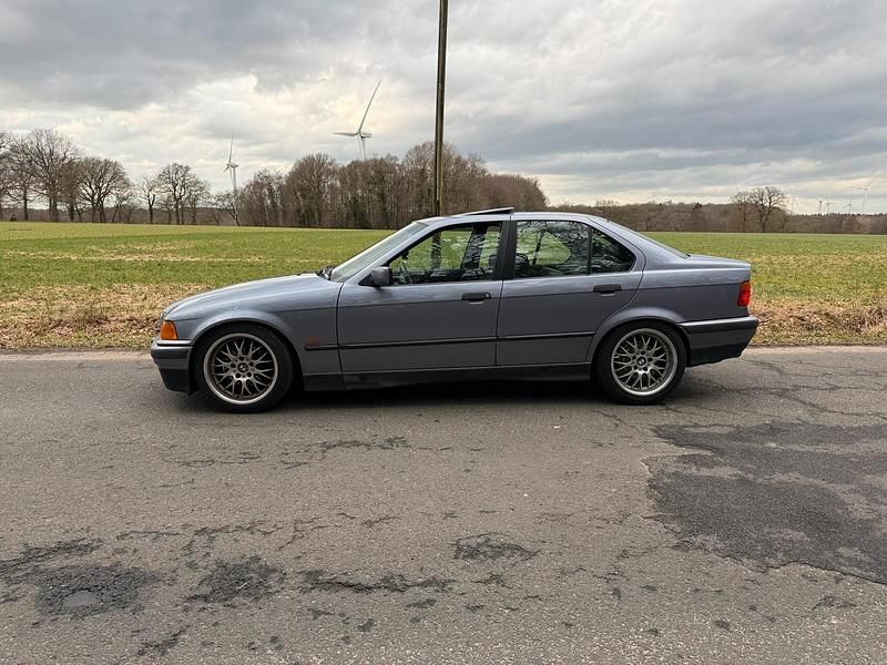 Gebraucht BMW 318 115 PS (84 kW) 1997 Blau Limousine