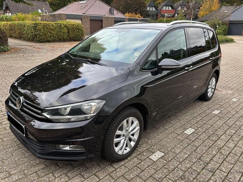 Schwarz Gebraucht 2016 VW Touran Highline Van / Kleinbus | 12.500 € (Teuer) - Bild 1/4