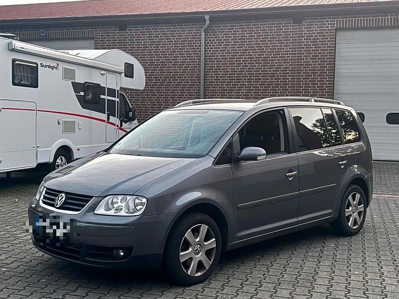 Grau Gebraucht 2005 VW Touran Van / Kleinbus | 2.149 € (Fairer Preis) - Bild 1/4