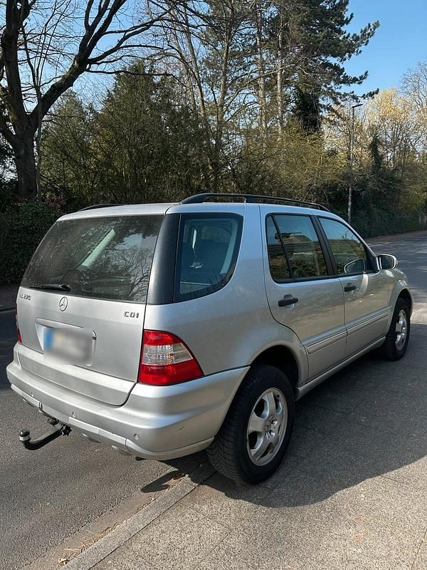 Gebraucht Mercedes ML270 163 PS (119 kW) 2004 Silber SUV