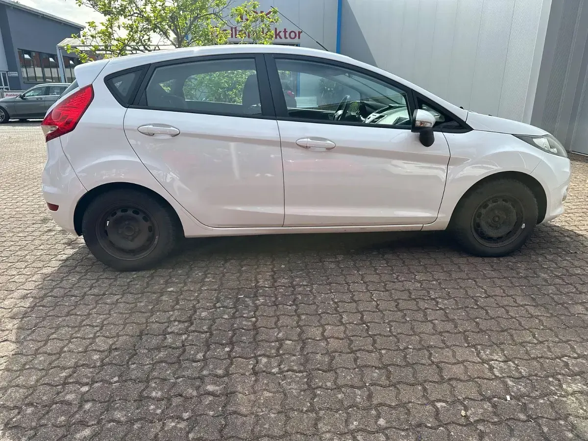 Usata Ford Fiesta Trend 82 CV (60 kW) 2012 Bianco Utilitaria