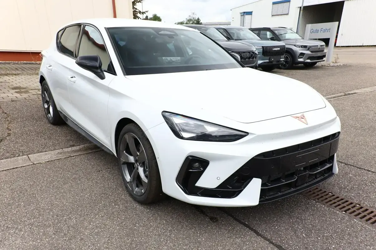 Neu Cupra Leon 150 PS (110 kW) 2026 Glacial weiß metallic Limousine