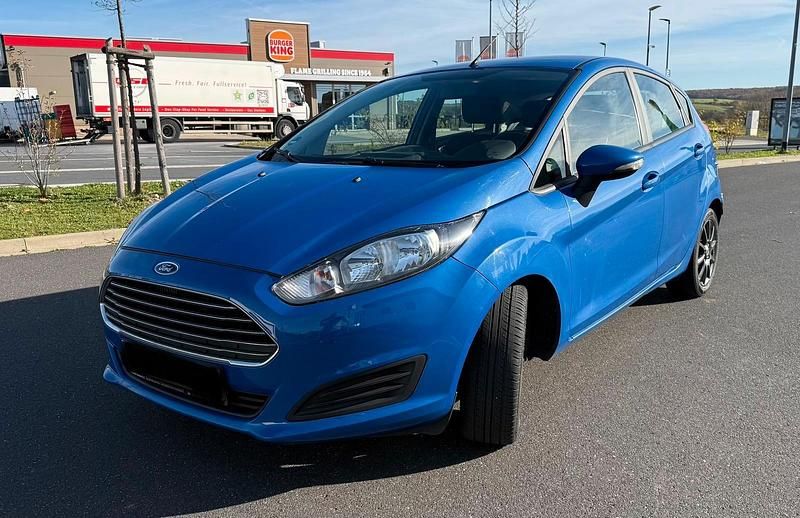 Blau Gebraucht 2013 Ford Fiesta Kleinwagen | 4.990 € - Bild 1/4