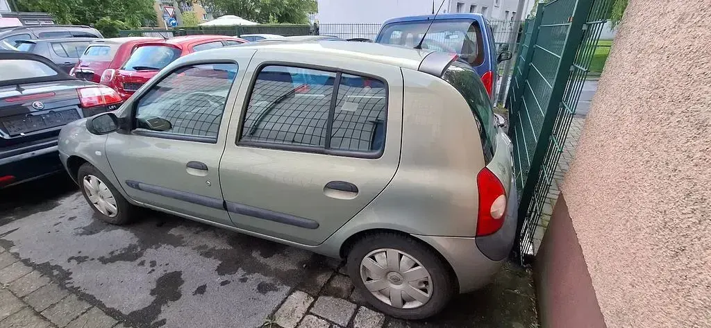 Używany Renault Clio II Authentique 58 KM (42 kW) 2003 Zielony Sedan/Limuzyna