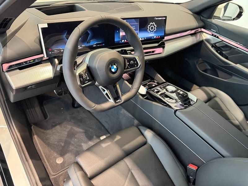 Alpinweiss iii Neu 2026 BMW 520 M Sport Kombi | 76.120 € - Bild 1/4