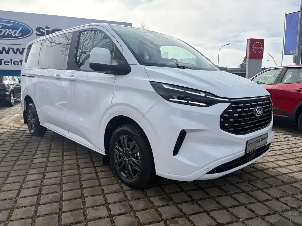 Gebraucht Ford Tourneo Titanium 170 PS (125 kW) 2025 Frost weiß Van / Kleinbus