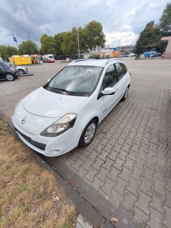 Weiß Gebraucht 2011 Renault Clio GrandTour Dynamique Kombi | 2.799 € - Bild 1/3