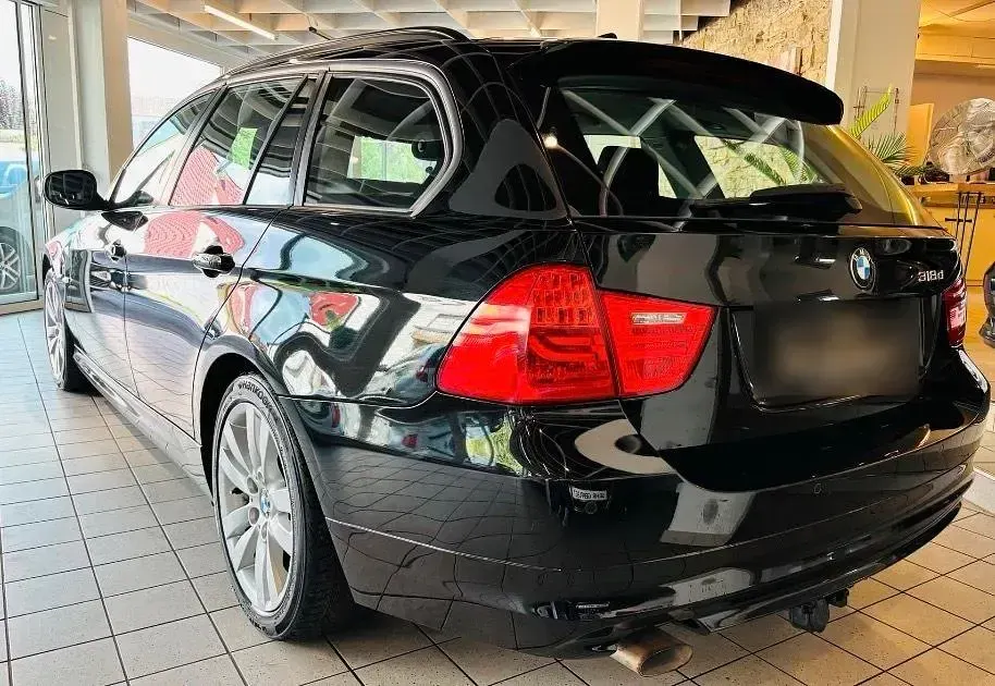 Gebraucht BMW 318 146 PS (107 kW) 2012 Schwarz Kombi