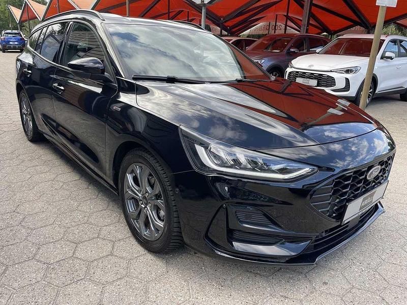 Gebraucht Ford Focus ST-Line X 125 PS (91 kW) 2023 Schwarz (obsidianschwarz metallic) Limousine