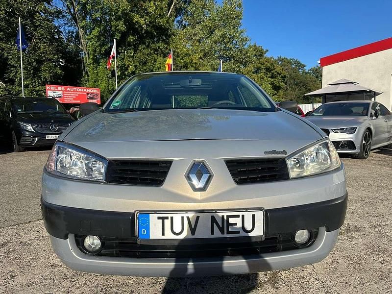Silber Gebraucht 2004 Renault Mégane II Limousine | 1.590 € (Fairer Preis) - Bild 1/4