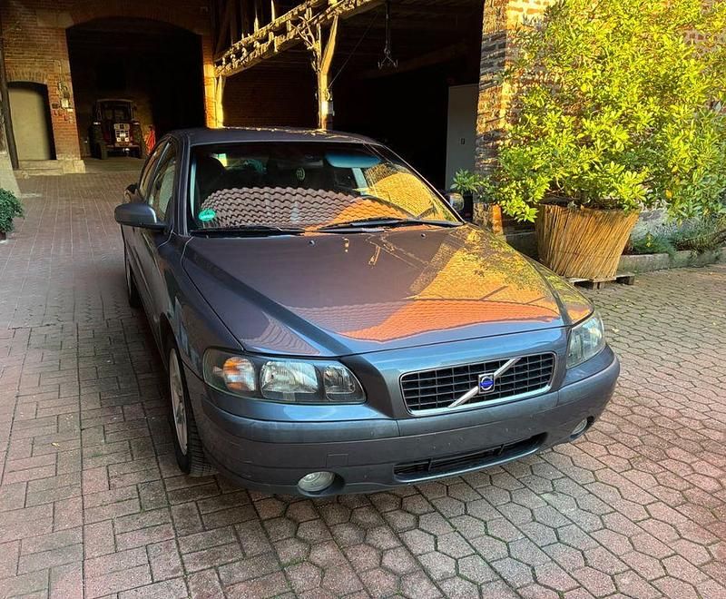 Grau Gebraucht 2004 Volvo S60 Limousine | 3.800 € (Fairer Preis) - Bild 1/4