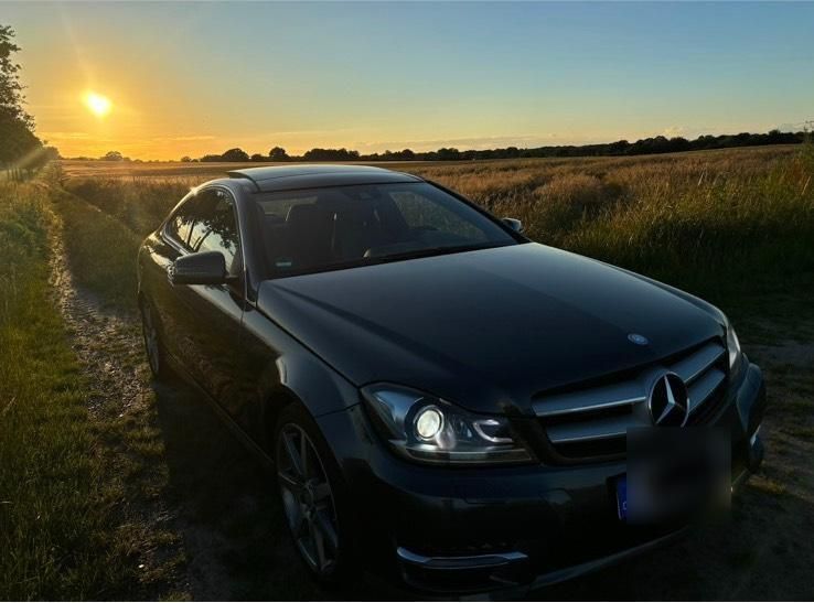 Grau Gebraucht 2013 Mercedes C180 AMG line Coupé | 13.499 € (Etwas zu teuer) - Bild 1/4