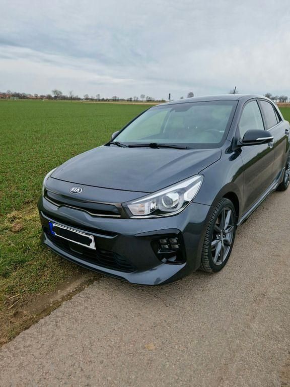 Grau Gebraucht 2018 Kia Rio GT-Line Limousine | 10.990 € (Guter Preis) - Bild 1/4