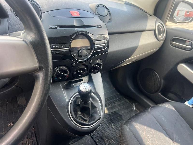 Gebraucht Mazda 2 Center-Line 95 PS (69 kW) 2011 Silber Kleinwagen