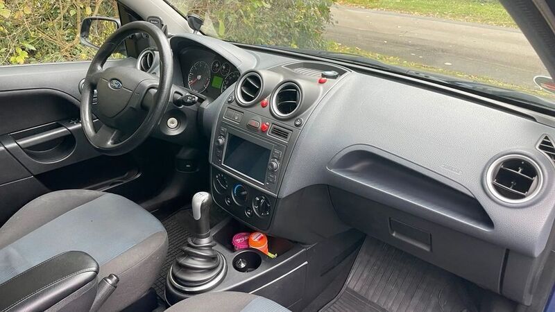 Blau Gebraucht 2007 Ford Fiesta Ghia Kleinwagen | 1.600 € (Superpreis) - Bild 1/4