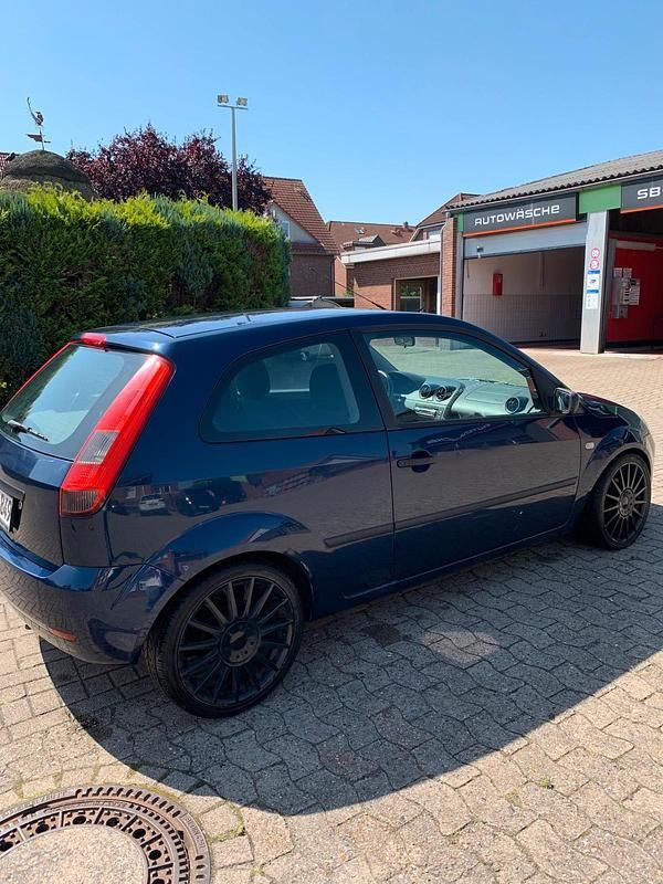 Blau Gebraucht 2003 Ford Fiesta Kleinwagen | 800 € - Bild 1/4