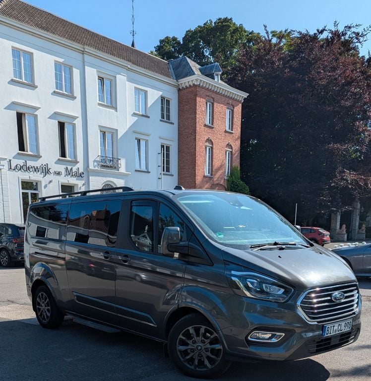 Grau Gebraucht 2019 Ford Tourneo Custom Titanium X Van / Kleinbus | 37.700 € (Guter Preis) - Bild 1/4