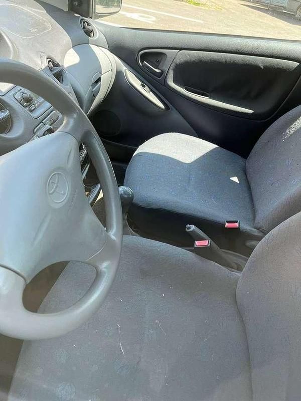 Silber Gebraucht 2001 Toyota Yaris Luna Limousine | 1.100 € (Guter Preis) - Bild 1/4