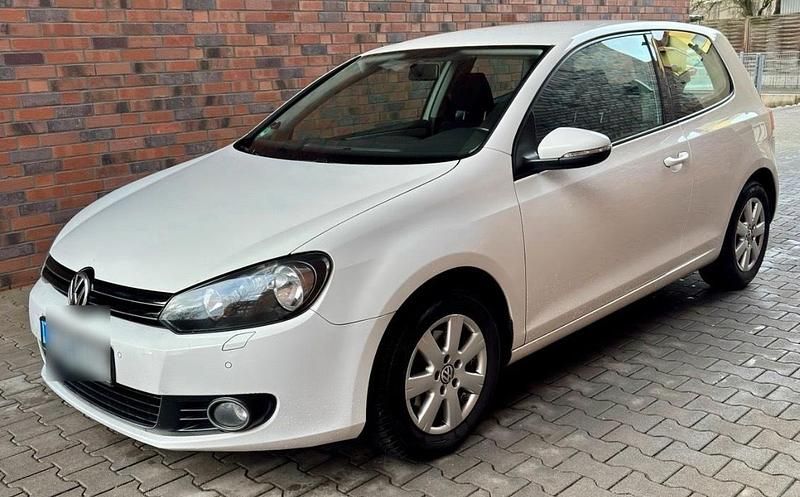 Gebraucht VW Golf VI 105 PS (77 kW) 2010 Weiß Kleinwagen