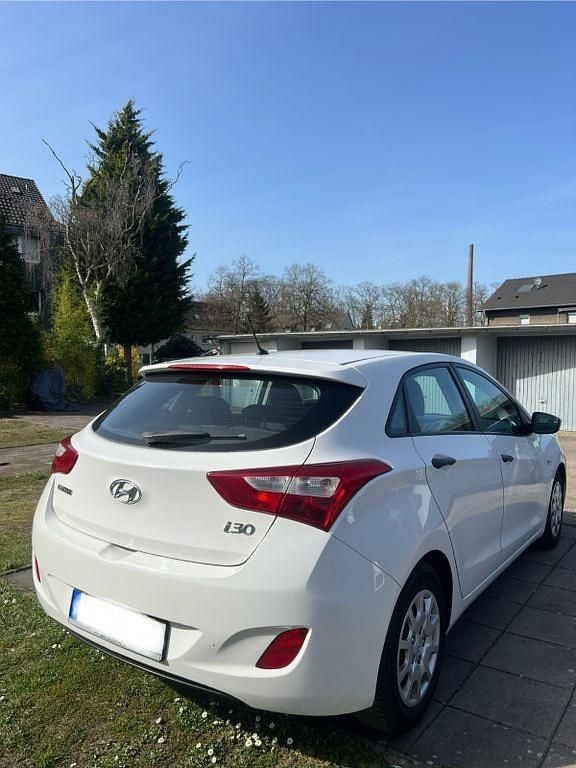 Schwarz Gebraucht 2013 Hyundai i30 Classic Limousine | 6.990 € (Teuer) - Bild 1/4