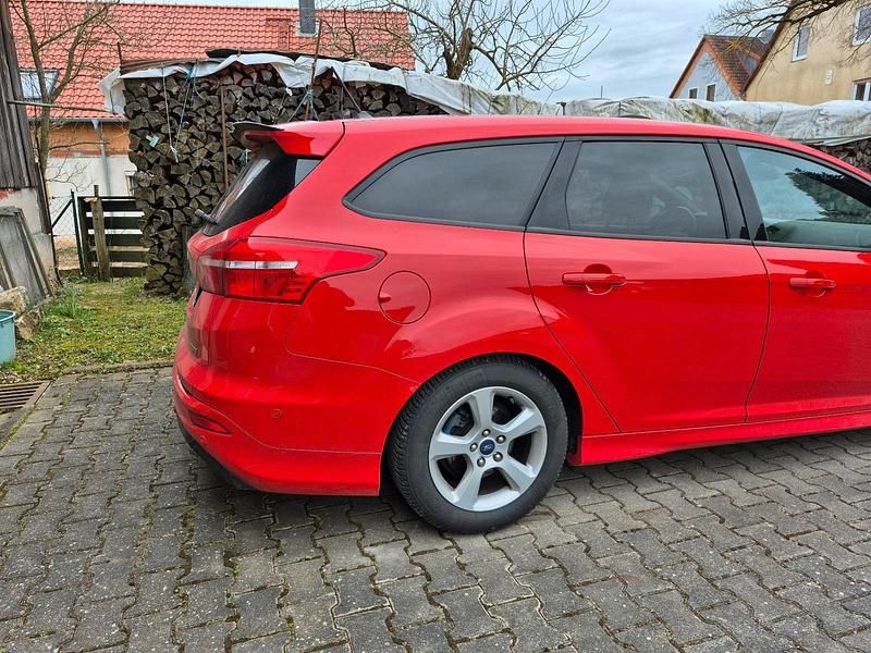 Gebraucht Ford Focus ST-Line 140 PS (102 kW) 2018 Rot Kombi