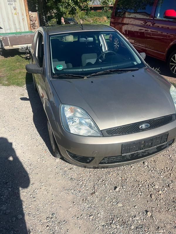 Grau Gebraucht 2004 Ford Fiesta Kleinwagen | 450 € (Superpreis) - Bild 1/4