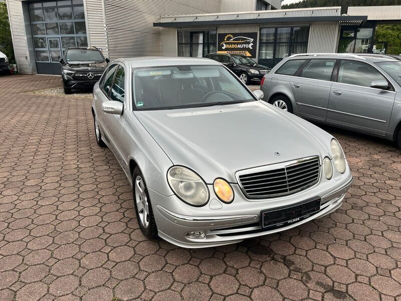 Silber Gebraucht 2004 Mercedes E220 Limousine | 2.890 € (Guter Preis) - Bild 1/4