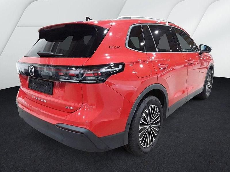 Gebraucht VW Tiguan 150 PS (110 kW) 2025 Persimmon red metallic SUV