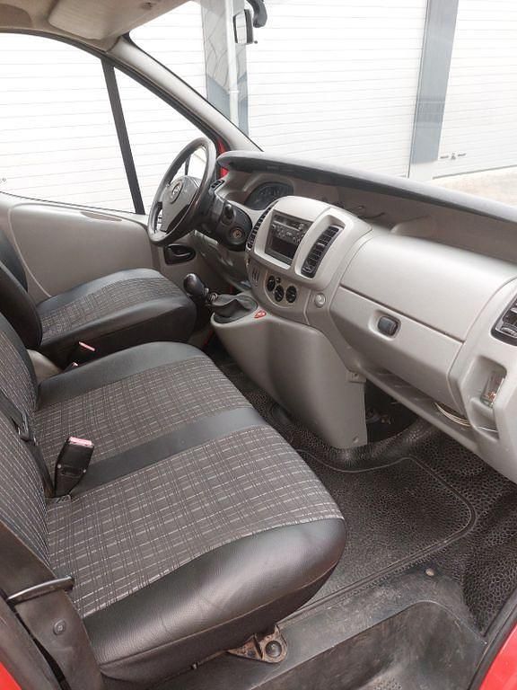 Używany Opel Vivaro 101 KM (74 kW) 2005 Czerwony Minivan