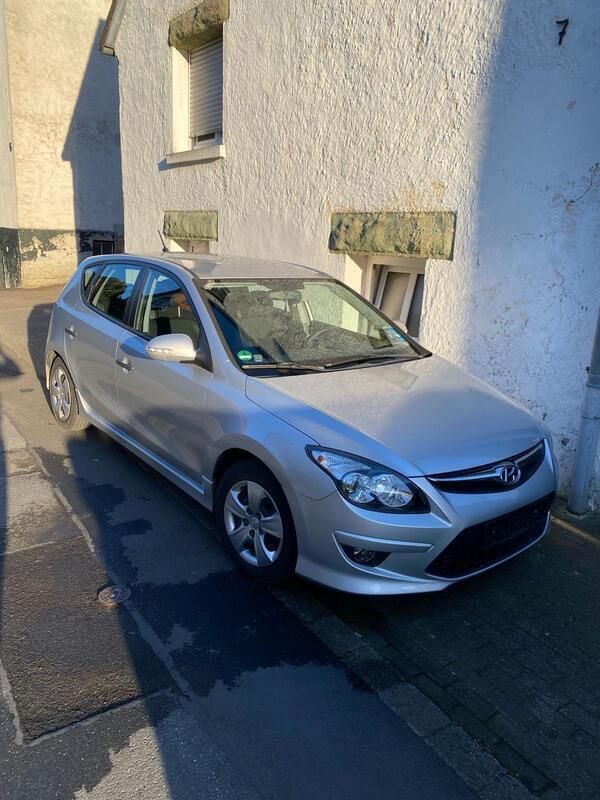 Silber Gebraucht 2011 Hyundai i30 Edition Limousine | 3.800 € (Fairer Preis) - Bild 1/4