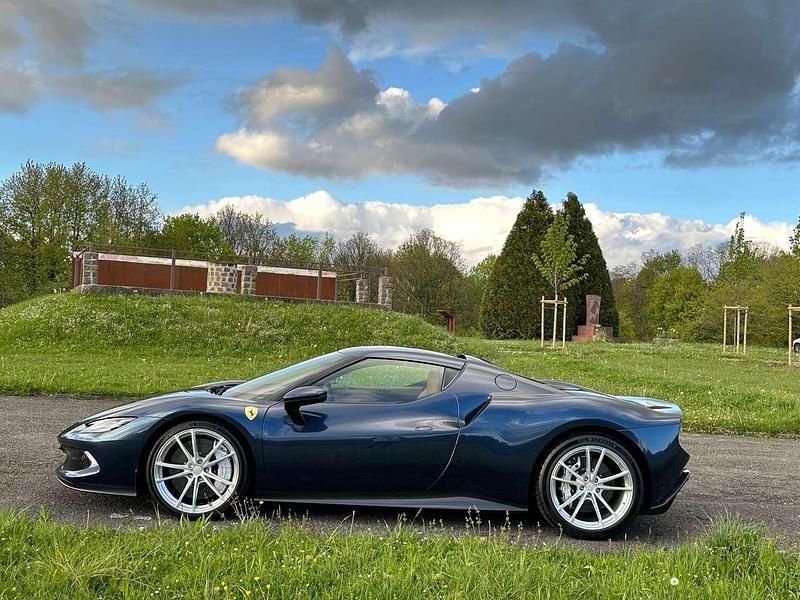 Second-hand Ferrari 296 829 CP (609 kW) 2023 Albastru Coupe