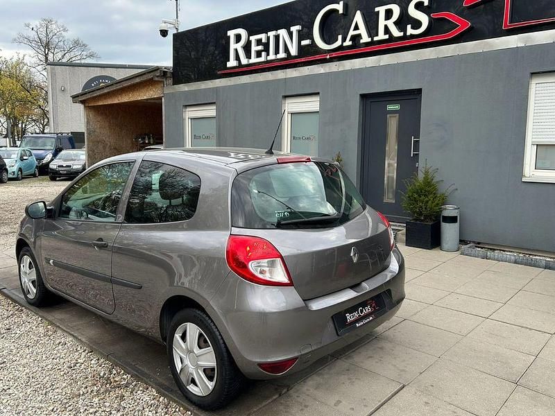Używany Renault Clio II Expression 75 KM (55 kW) 2010 Szary Sedan/Limuzyna